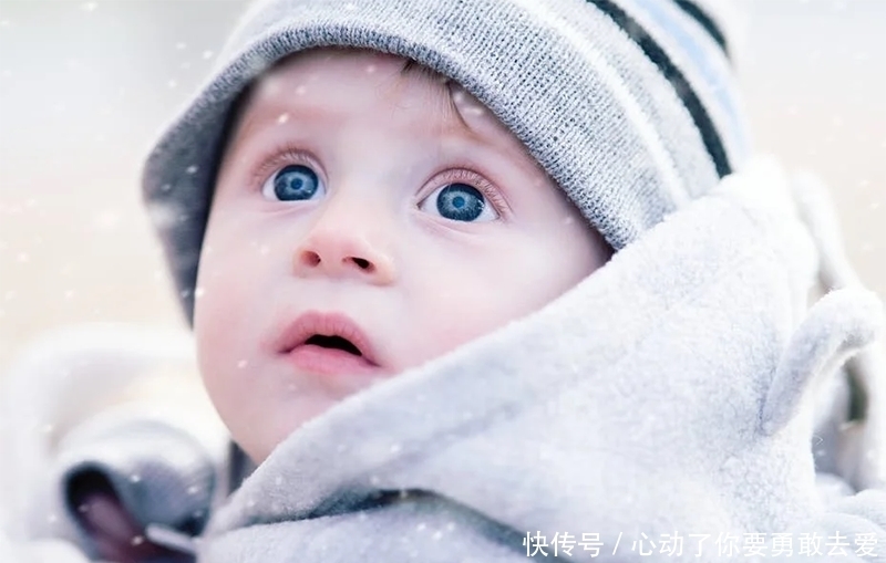 高需求宝宝|宝宝睡醒后自己瞪着眼玩,当你看他一眼后,他就躺不住了,开始哭,这是为什么?