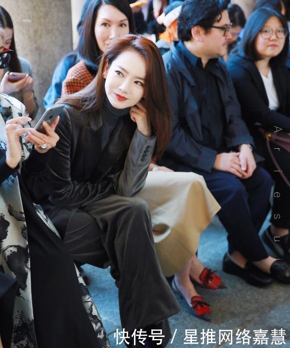 西装外套火了一年,最近流行的是“灯芯绒”西装,时髦保暖又气质