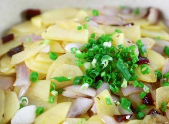 1个洋葱加2个土豆,教你新吃法,每天炒一盘,开胃又解馋