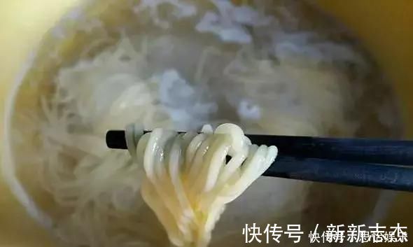 挂面|挂面别再煮着吃了，一点味道都没有！打个鸡蛋做成饼，味道好极了