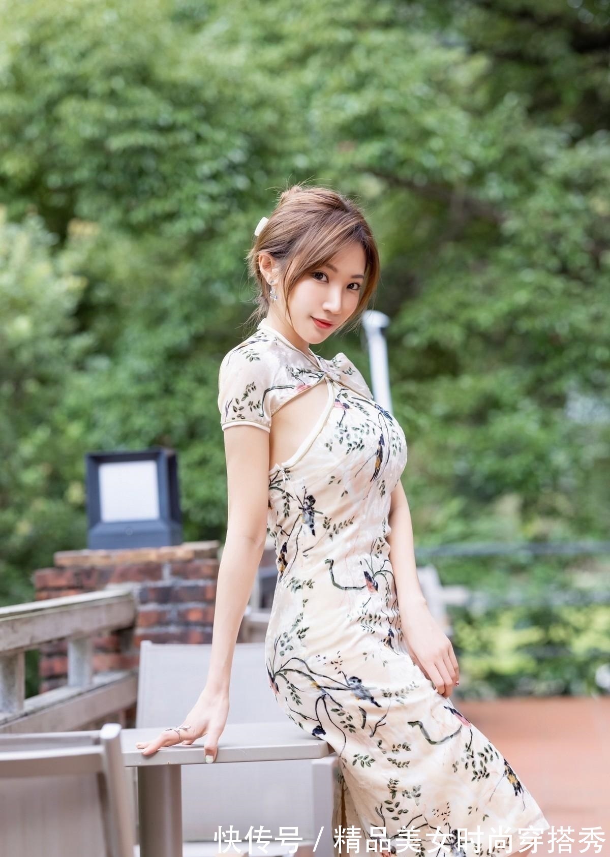 女人味 小姐姐身穿旗袍,性感迷人,尽显妩媚动人的女人味