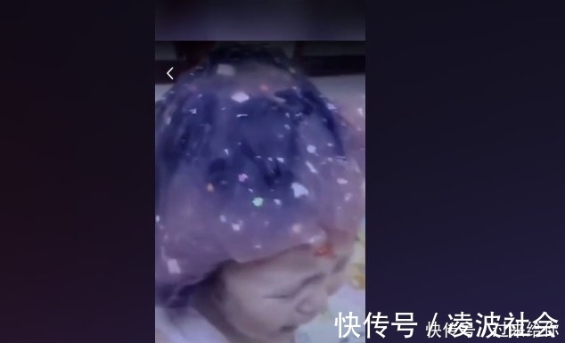 童年|熊孩子玩“水晶泥”粘满头,父母崩溃不想要,网友笑翻:完成童年