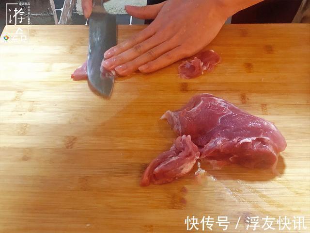 水煮肉片的正确做法肉片要大,辣椒要自己做,最好把豆芽换掉