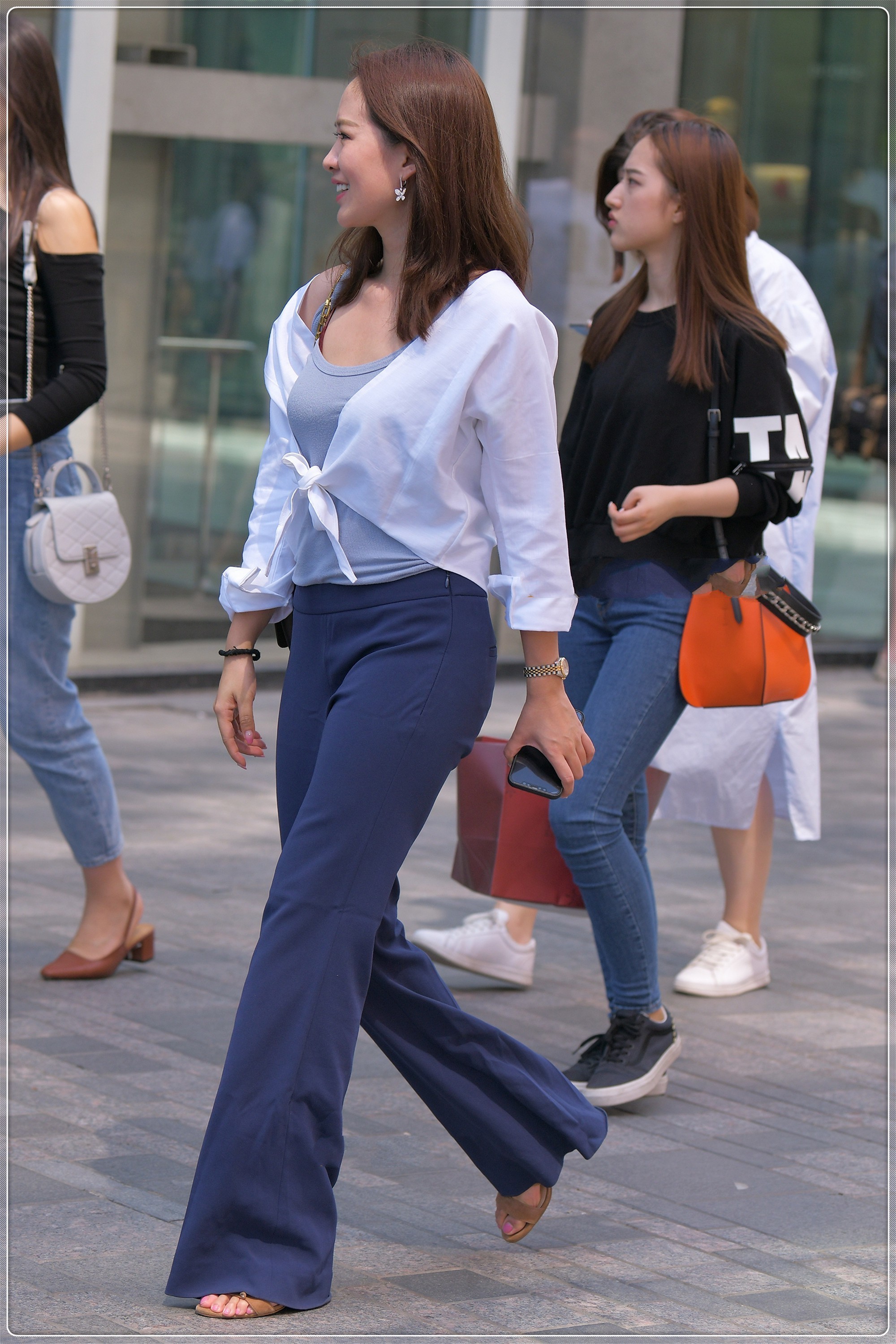 浅蓝针织吊带外搭白色防晒衣，简约大方，休闲舒适