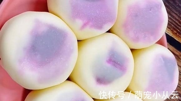 做它无需烤箱,蒸熟包上馅就能吃,咬一口爆浆还拉丝,比面包好吃多了