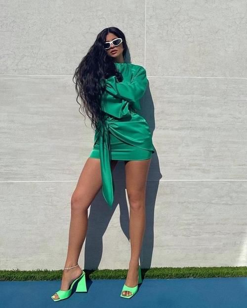 富婆凯莉·詹娜穿绿裙耀眼，双腿比超模肯豆的还修长，和街拍反差大