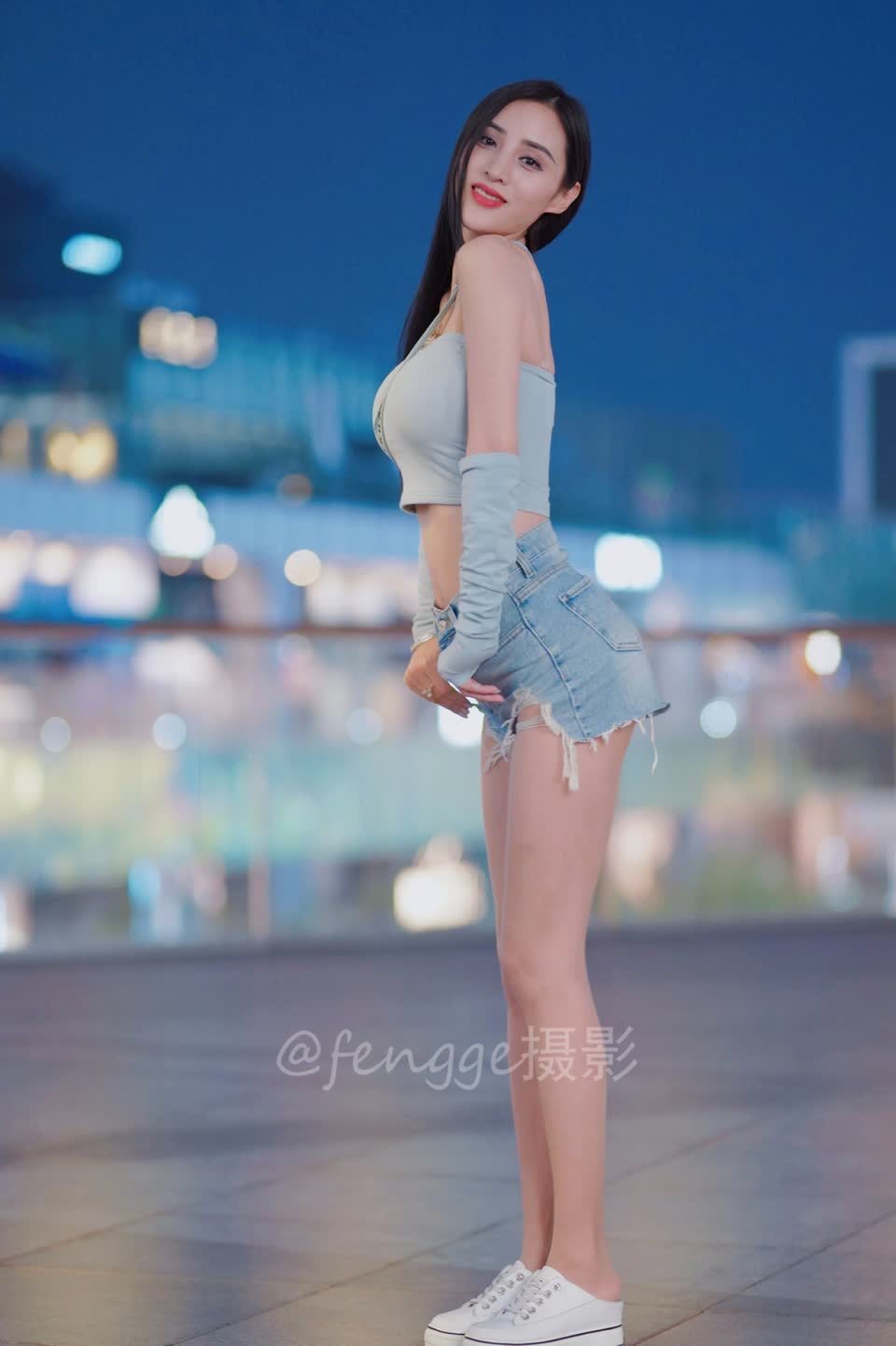 三里屯 知名模特吴怡现身三里屯, 穿搭时尚秀美腿