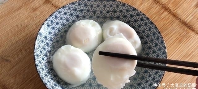 煮荷包蛋时,总有白沫易散开大厨教您1招,完整嫩滑不粘锅