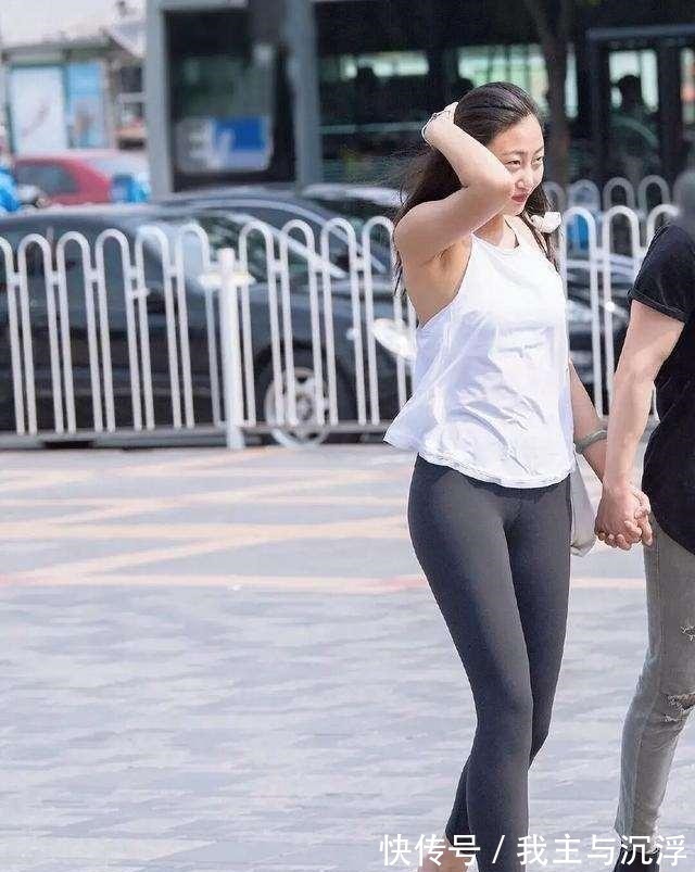 打底裤 穿打底裤的小姐姐,凸显女性那知性优雅的气质,非常修身!