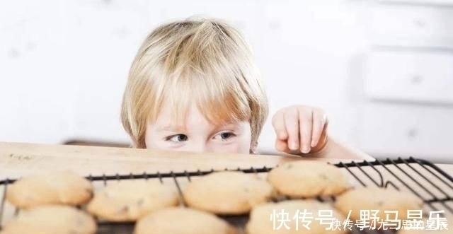 匮乏感|从小被禁止吃零食的小孩,长大后怎么样了两种结局,看了挺同情