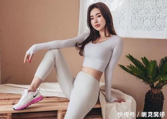 街拍:打底裤小姐姐的搭配随性自在,潇洒不失优雅