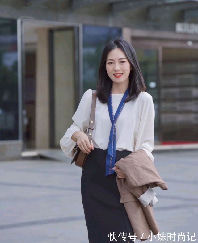 波点|成熟女人的早秋穿搭如何搭配?可以选择简约款,呈现出优雅大方