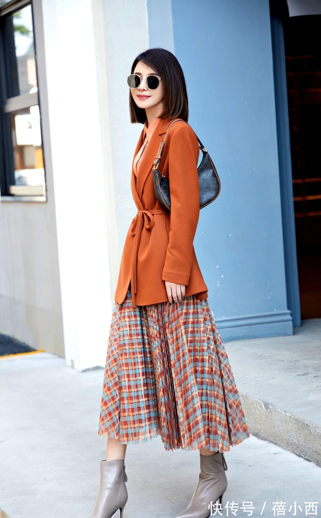 针织衫|多穿“半身裙”,搭配西装、针织衫时尚又优雅,秋季的最in存在