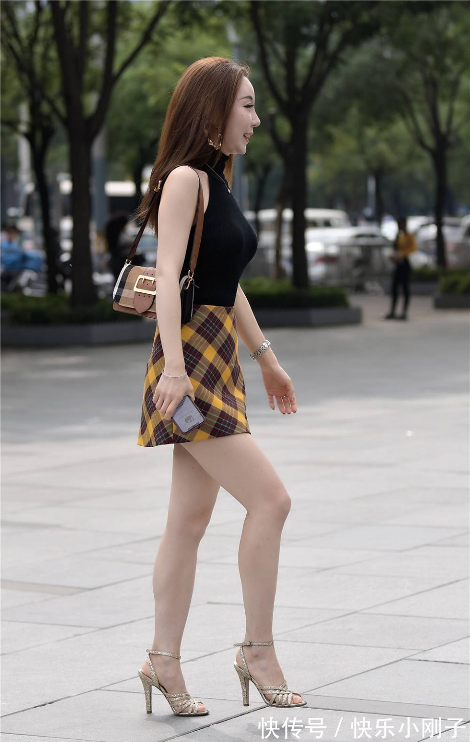 凉鞋|黄黑色格子短裙，搭配高领无袖衬衫，细跟凉鞋更显瘦
