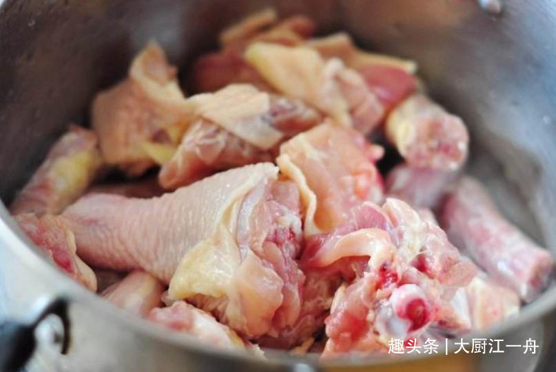 聪明人炖鸡肉从不焯水,学会这样做,汤汁浓郁又下饭,太解馋啦