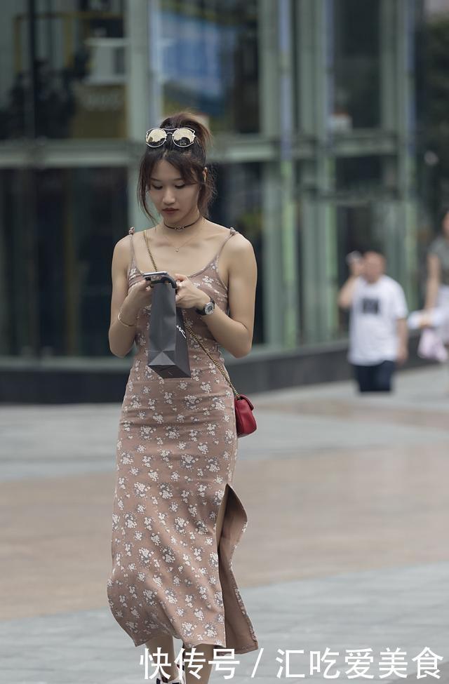 双麻花辫|亮丽的连衣裙,穿搭展现出流行的街头风,使你更清新自然有气质