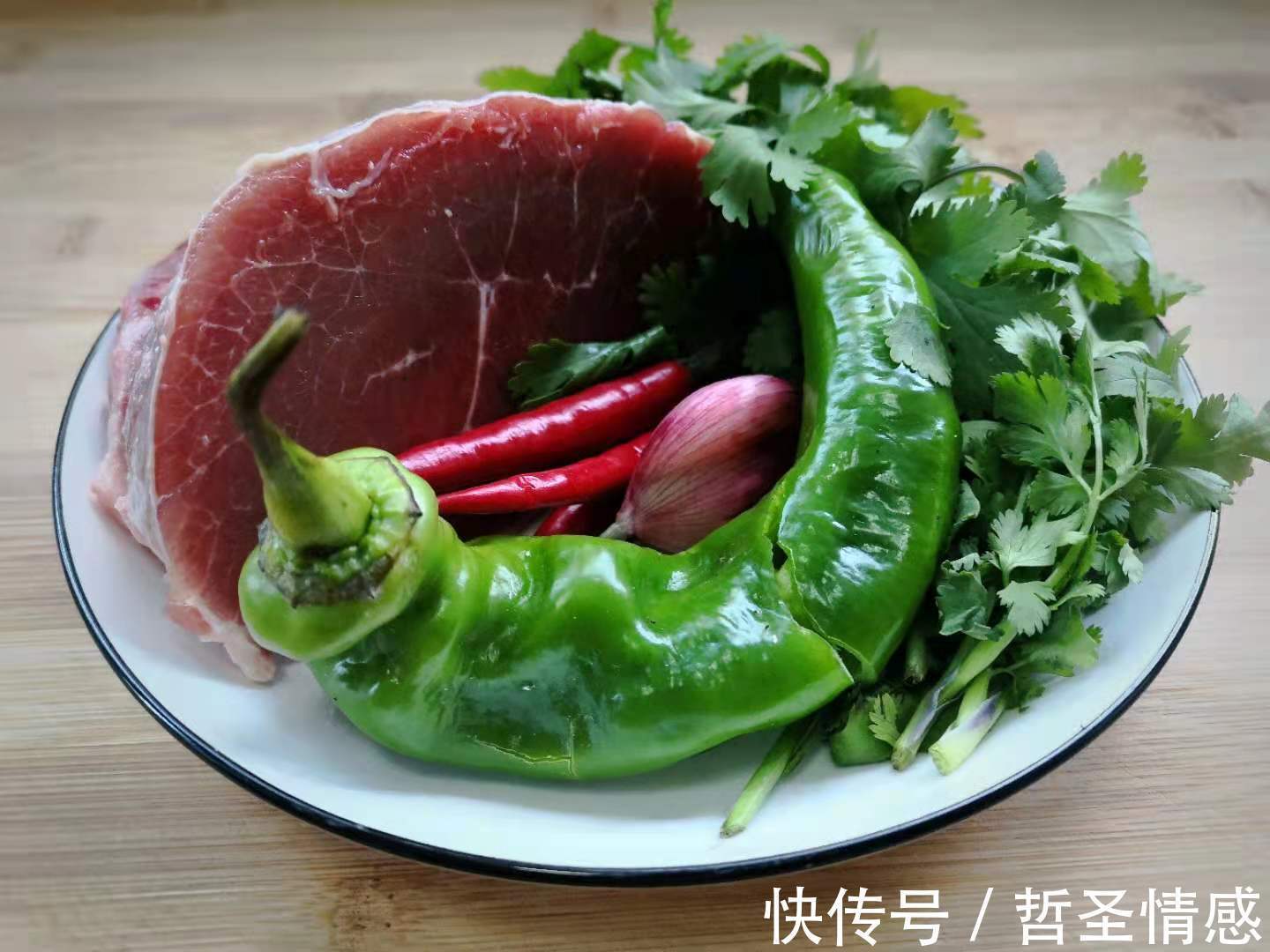 香菜拌牛肉|天一热就想吃这菜,切片一腌一煮浇上料汁,入味下饭,真解馋!
