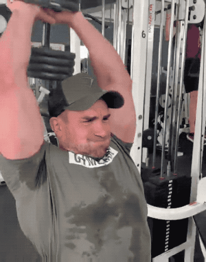 肱二头肌|美国肌肉帅哥身高2米，杠铃深蹲180公斤，4个动作提升手臂围度