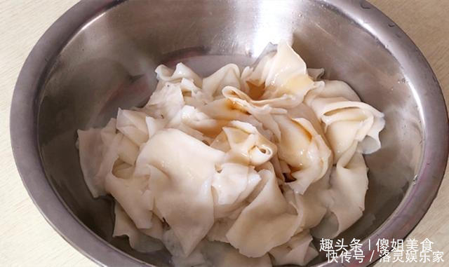 饺子皮只用来包饺子太可惜了!教你简单新吃法,比吃饺子还香