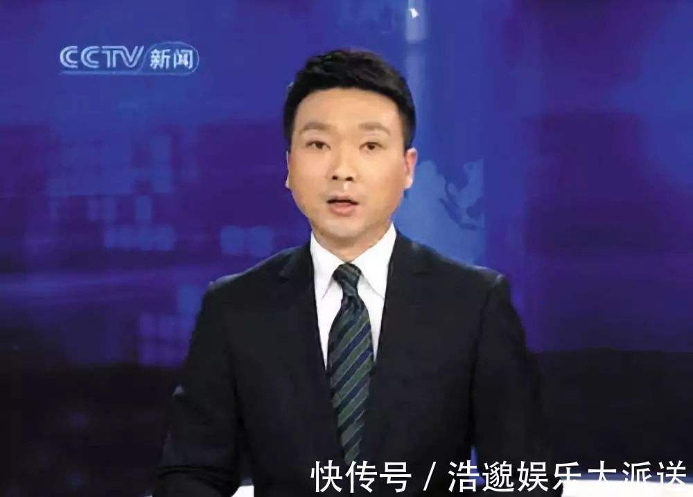 《新聞聯(lián)播》主持人為什么要低頭看稿他們手里的紙是干嘛用的