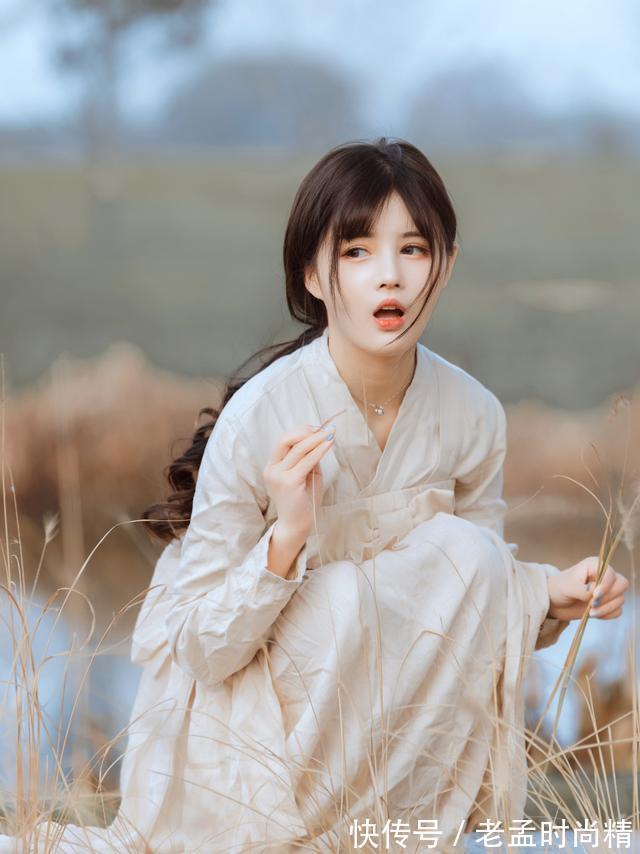 明星 美女户外写真,一袭长裙温柔漂亮,很有明星气质,是个漂亮的美女