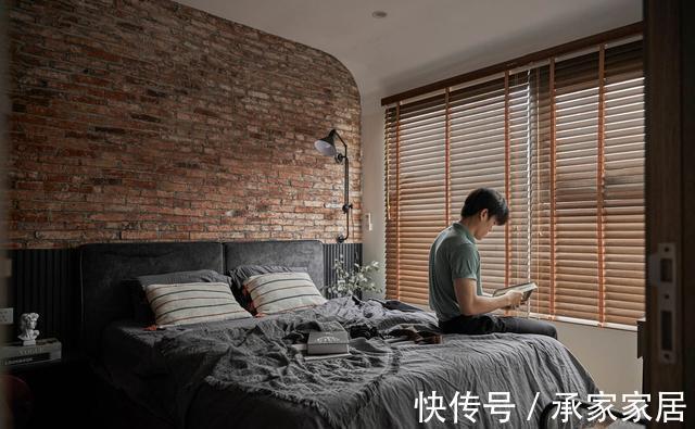 兄弟俩|兄弟俩合资买套小公寓,没有多余的家具,全屋黑红灰看起来很高级