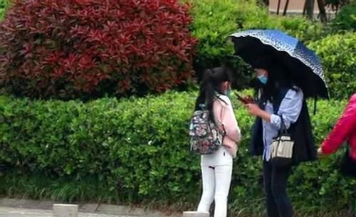 初潮|小女孩走路时来“初潮”,裤子脏了不知所措,路人的举动很暖心