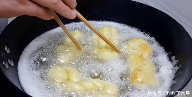 面粉别只会蒸馒头了,加3个鸡蛋,做出创意小吃,比蛋糕油条好吃