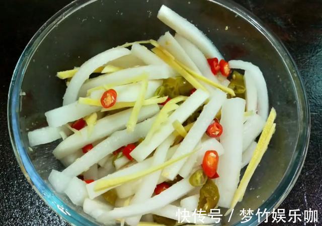 凉白开|泡萝卜最简单最快速做法,酸甜爽口,开胃下饭,当天泡当天吃