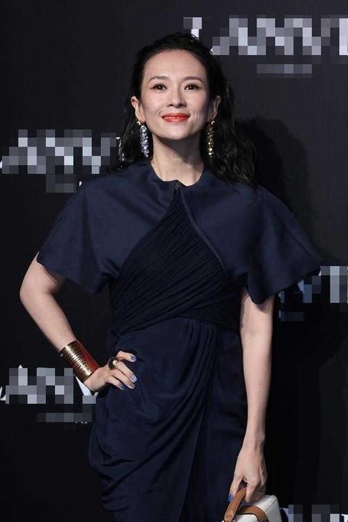 呈现出|章子怡生二胎后真的老了，无滤镜法令纹太真实，但气质依旧出众