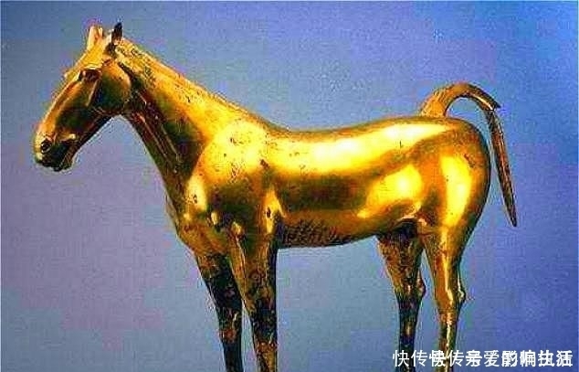 田里挖出一匹金马,发现千年宝藏,他主动上交国家,现成无价之宝