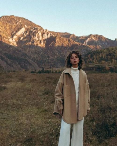 今冬，火了一款裤子叫：毛呢裤，配大衣气质又高级，谁穿谁好看