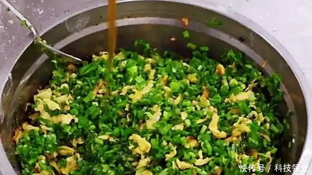 调韭菜饺子馅时,切记别放这2种调料,否则饺子不香还很难吃!