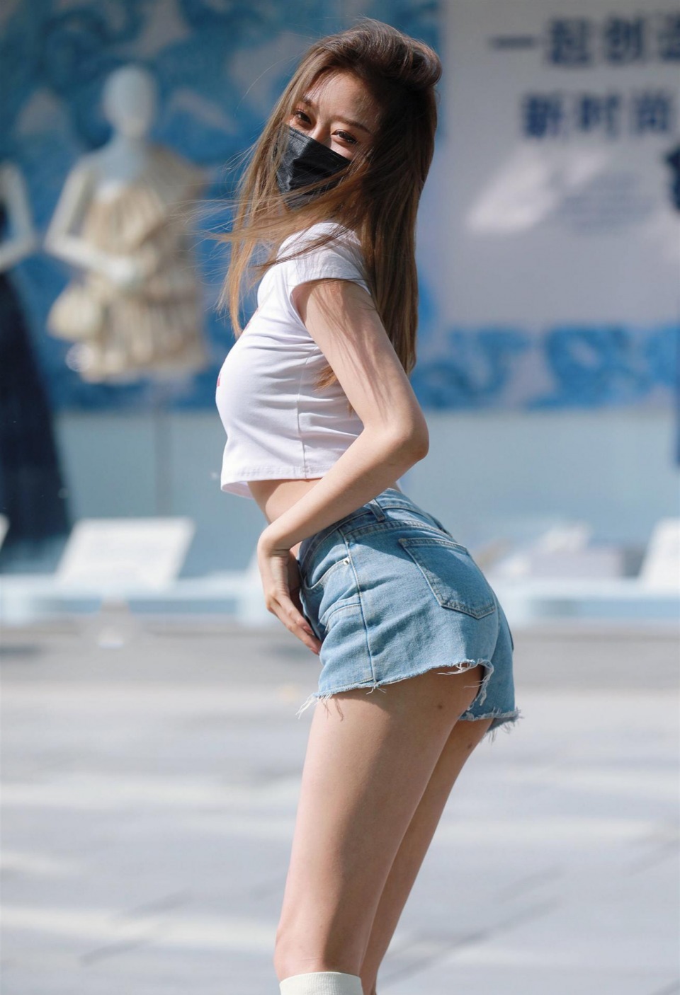 曲线 白色露脐吊带搭配紧身短裤,清新十足,尽显优美曲线!