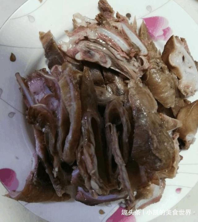 猪身上最不值钱的部位,3元一根,有人嫌脏,吃起来却比肥肠美味