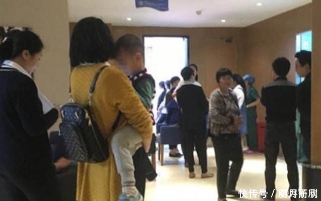 母亲带着孩子去看病，医生夸孩子长得俊，身旁的大爷偷偷报了警