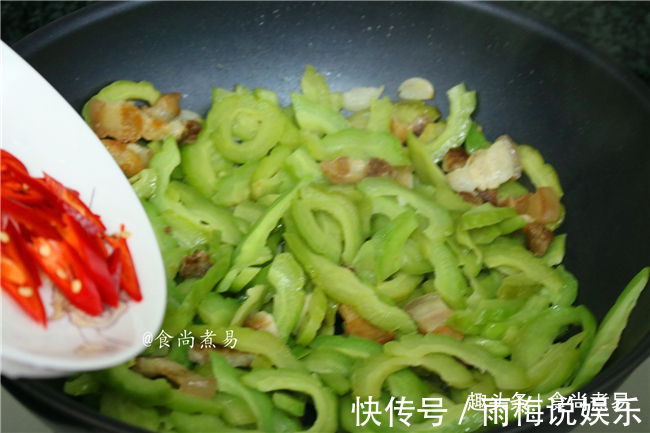 苦瓜这食材，很多人不爱，这样炒，软嫩甘甜，清热解毒减脂肪