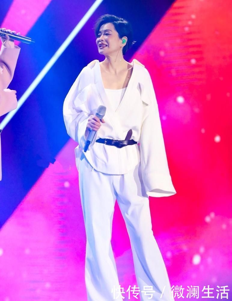 脖颈纹|毛阿敏皮肤松弛脖颈纹很明显，57岁状态真实，比刻意扮嫩漂亮！