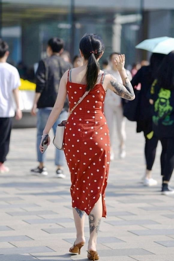 美的 年轻女生就是会穿,露脐衫配牛仔裤,轻松穿出小蛮腰,靓丽又清爽