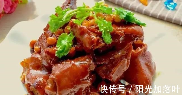 色拉油|猪手和它“天生一对”，软糯鲜香不油腻，满满的胶原蛋白要常吃！
