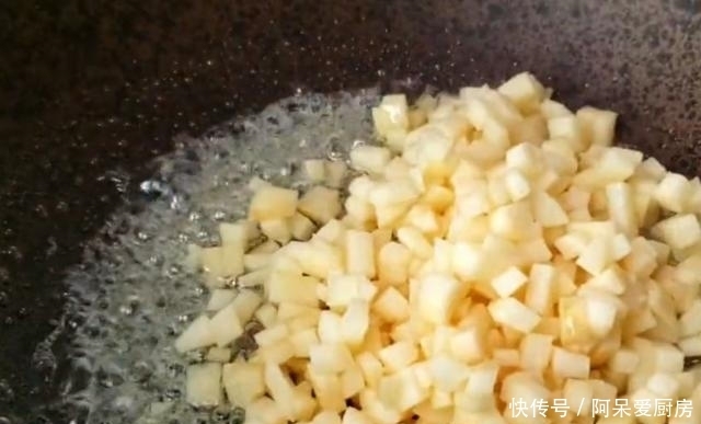 家里有苹果可以这样做，加一碗面粉，不烤不油炸，柔软拉丝，好吃