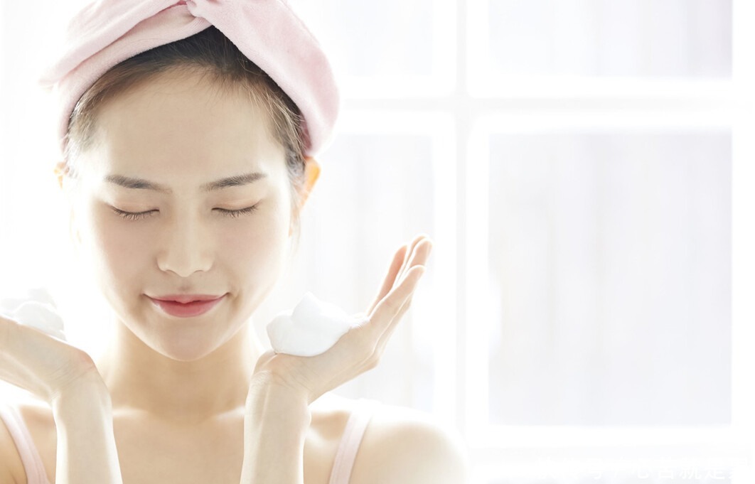 洗脸|如何正确使用洗面奶,以下手法,你在洗脸的时候有用过吗