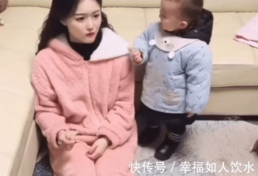 打滚|萌妈撒娇,宝宝乐坏了,这大概是穿尿不湿的“混得最惨”的一次