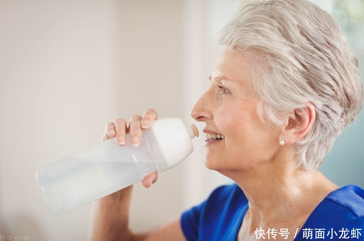 老年人|老年人喝水有“讲究”,做完这3件事不急于喝水,对健康有好处