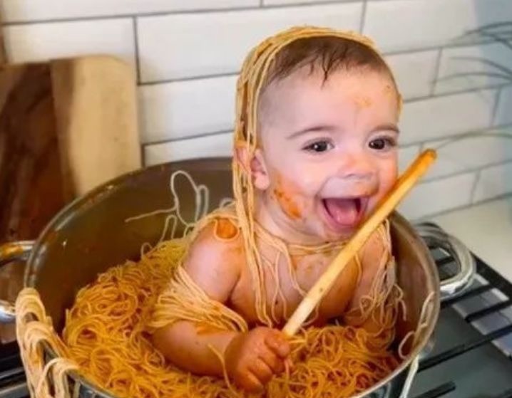 妈妈将6个月孩子放进锅里,用意面和酱料拌了,被斥:不负责任