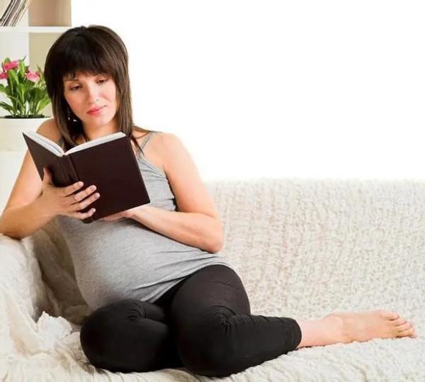 生娃|“最强产妇”火了,3人去海里游泳上岸变4人:顺便把孩子生了