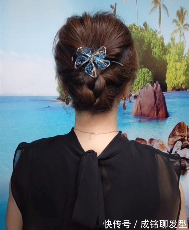 盘发|留长发的中老年人别再披头发了,装嫩又没气质,盘起来时髦又减龄