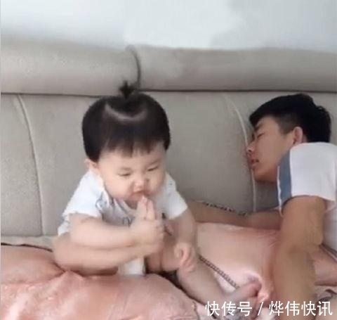 小脚丫|萌娃抬脚让哥哥闻闻,哥哥假装被熏晕,孩子随后的反响萌翻