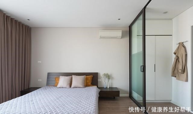 衣帽间|这是我见过的最小的衣帽间,推拉门隔出2㎡就搞定了,适用小户型!