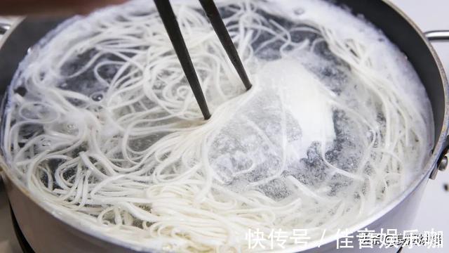 压面机|早餐喜欢吃面条的一定要收藏，教你简单做一碗清汤面，色香味俱全
